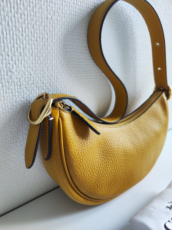 Ny/oanvänd Coach Luna bag i "yellow gold" med tillbehör