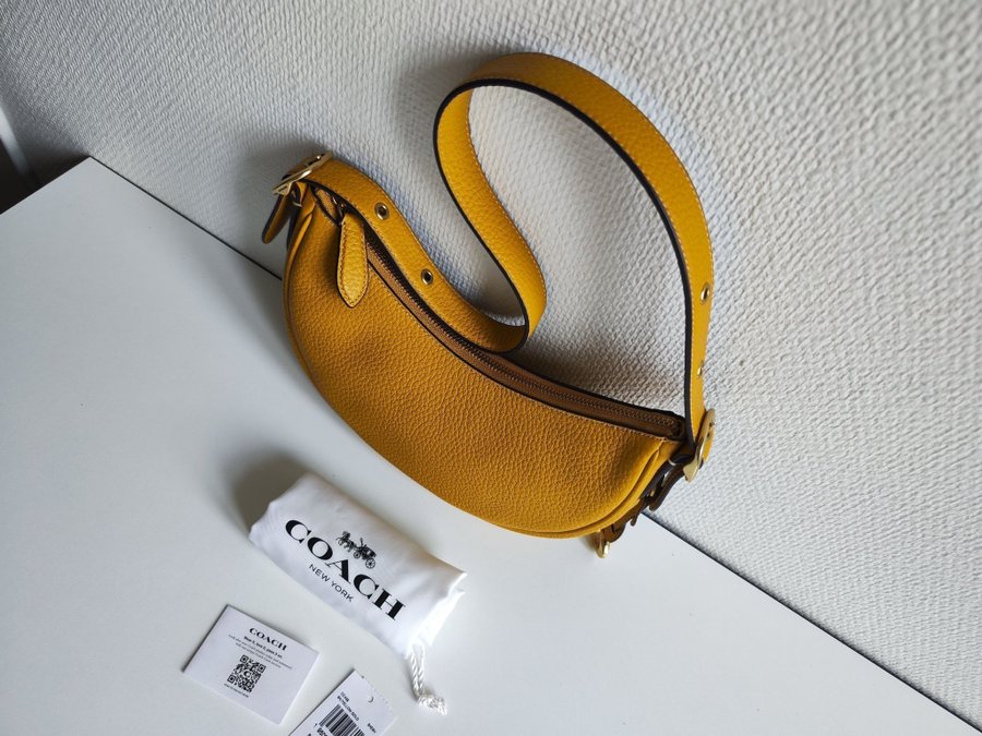 Ny/oanvänd Coach Luna bag i "yellow gold" med tillbehör