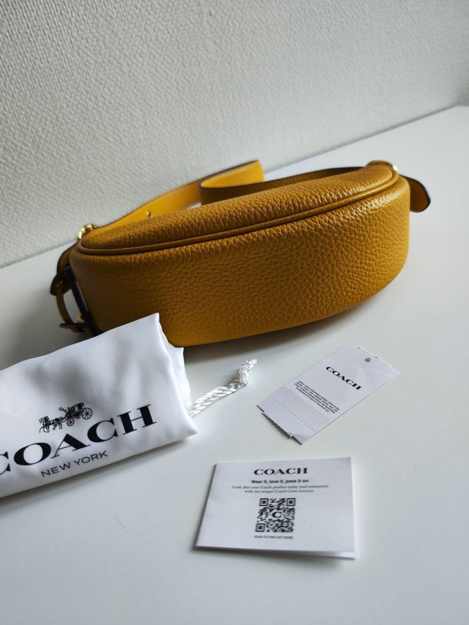 Ny/oanvänd Coach Luna bag i "yellow gold" med tillbehör