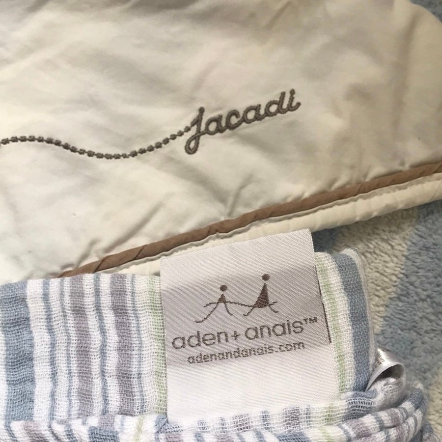 Aden + Anais blå och vit badhandduk från jacadi