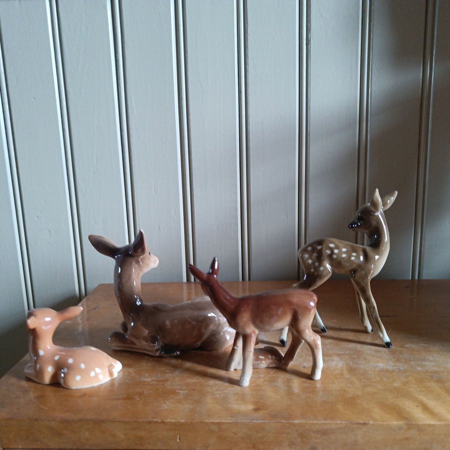 Fyra äldre figuriner rådjur porslin