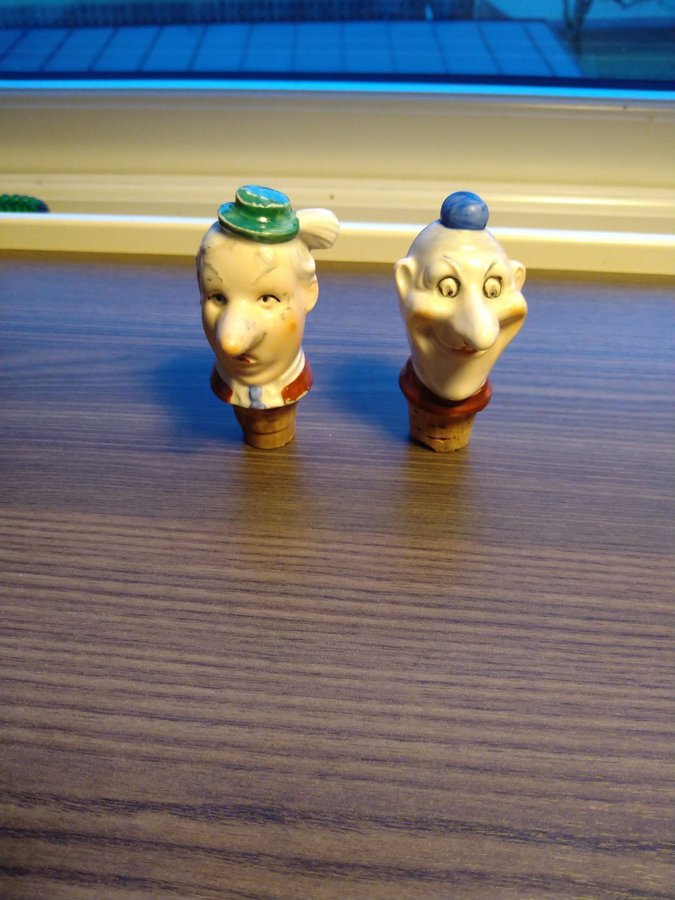 German porcelain bottle stoppers / Tyskt gammalt porslin flaskkorkar 40-50 tal