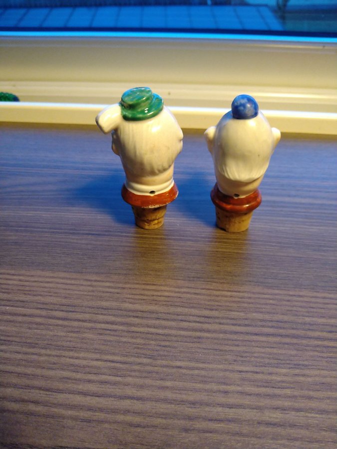 German porcelain bottle stoppers / Tyskt gammalt porslin flaskkorkar 40-50 tal