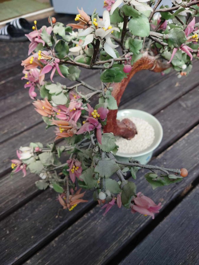 VACKERT PORSLINSTRÄD med blommor av glas i Bonsai-stil