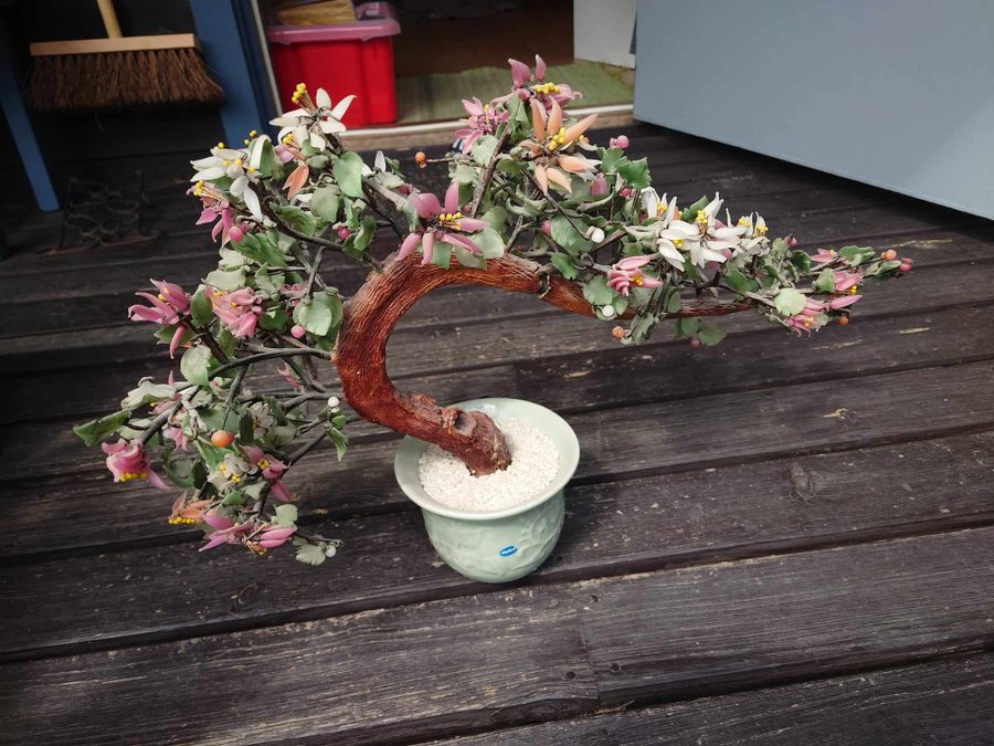 VACKERT PORSLINSTRÄD med blommor av glas i Bonsai-stil