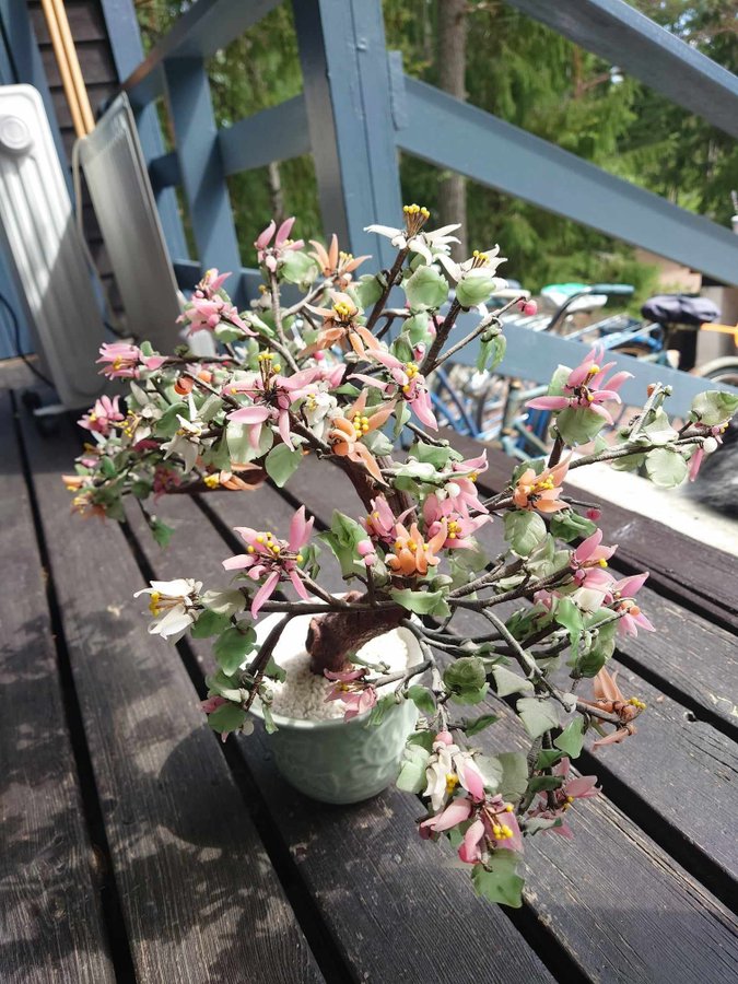 VACKERT PORSLINSTRÄD med blommor av glas i Bonsai-stil