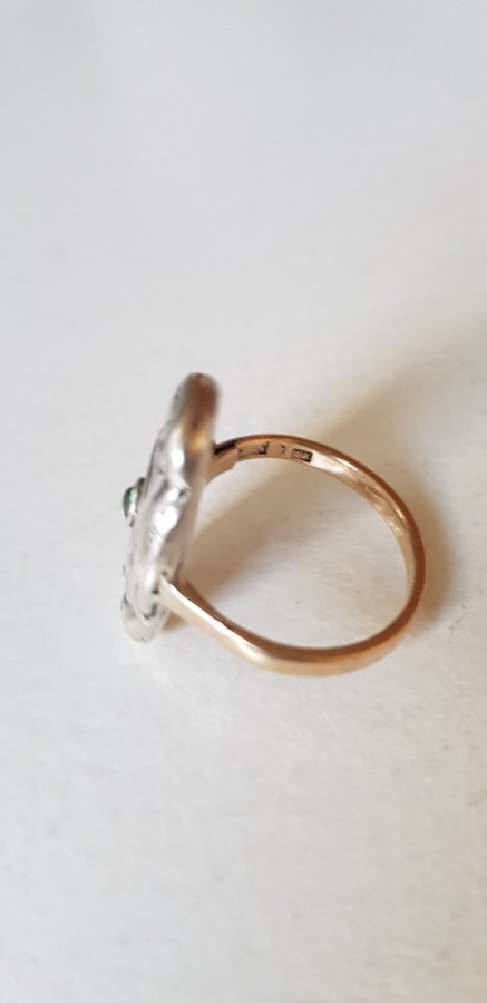 Antik Ring i 18 kguld och silver med grön sten och diamanter