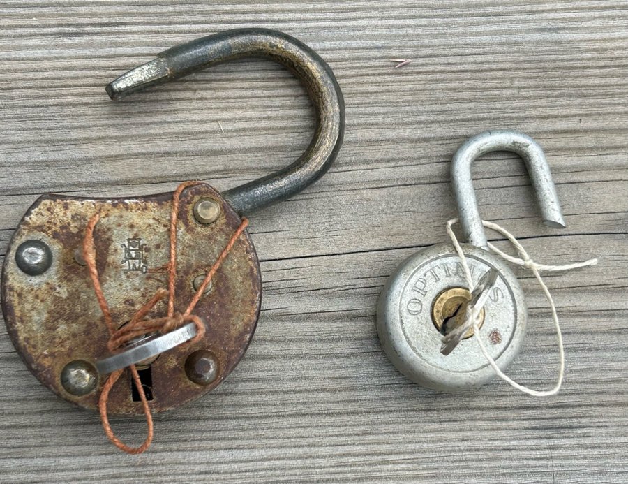 Två gamla hänglås med nyckel bla Optimus vintage