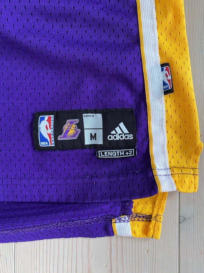 Los Angeles Lakers tröja och keps