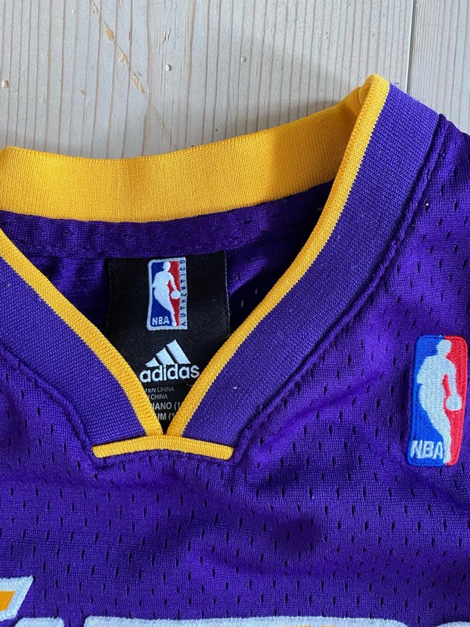 Los Angeles Lakers tröja och keps