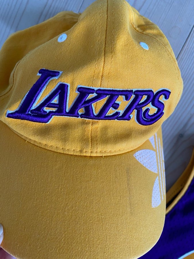 Los Angeles Lakers tröja och keps