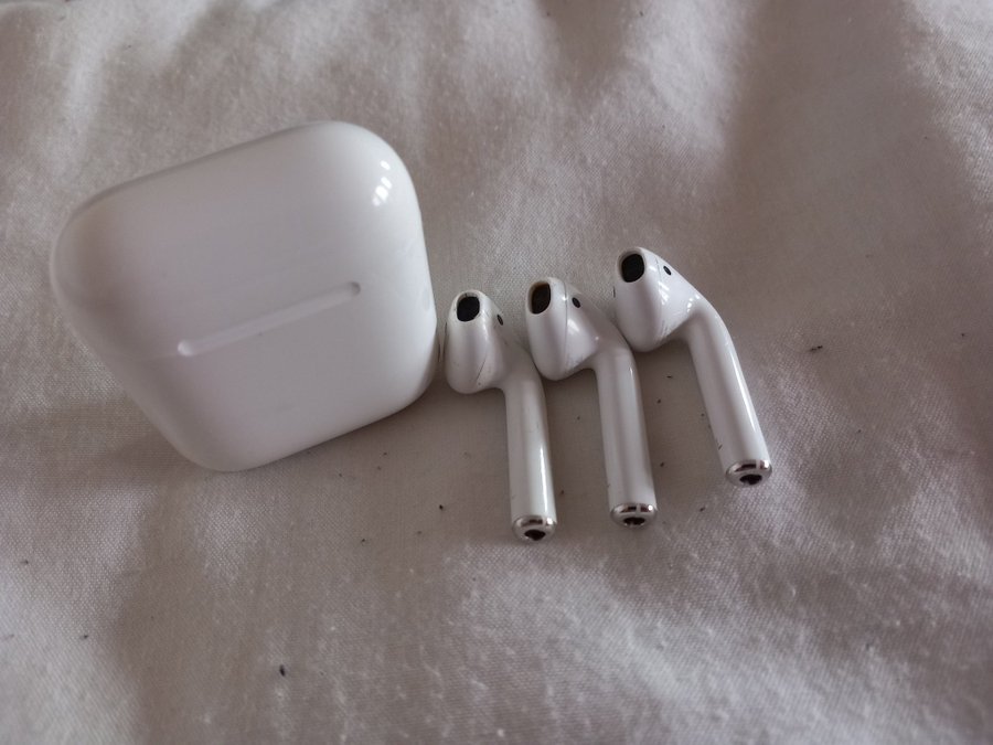 3 Apple Airpods hörlurar L  vänter + 1 Laddningsetui original 2a gen Modell A2
