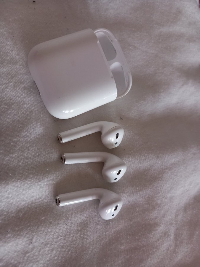 3 Apple Airpods hörlurar L  vänter + 1 Laddningsetui original 2a gen Modell A2