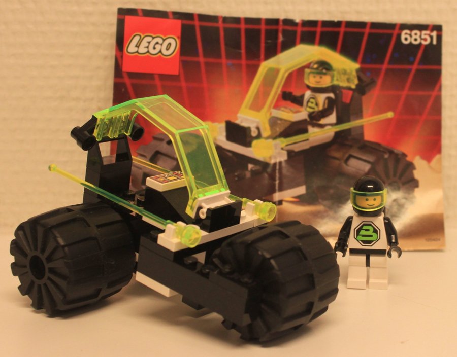 Tre LEGO-byggsatser Space 68316851 och 6889