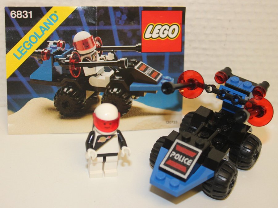 Tre LEGO-byggsatser Space 68316851 och 6889