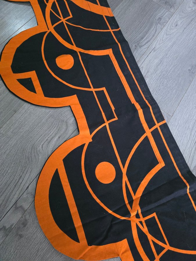 Retro gardinkappa i svart och orange grafisk design 70-talet vintage tyg