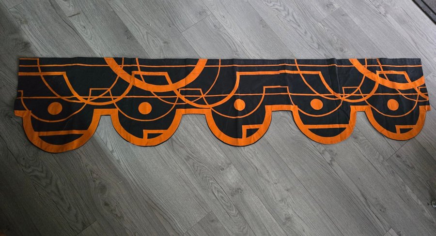 Retro gardinkappa i svart och orange grafisk design 70-talet vintage tyg