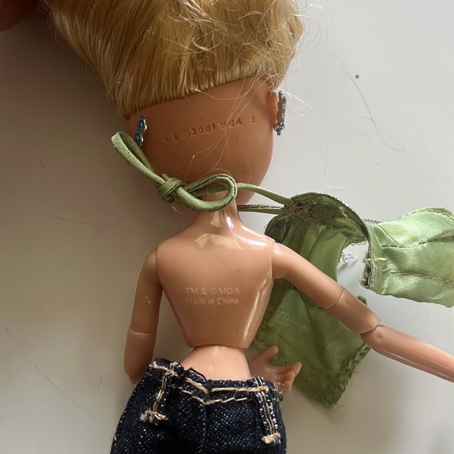 MGA 2001 Bratz Cloe doll blond hair Blue enes w roote eyelashes