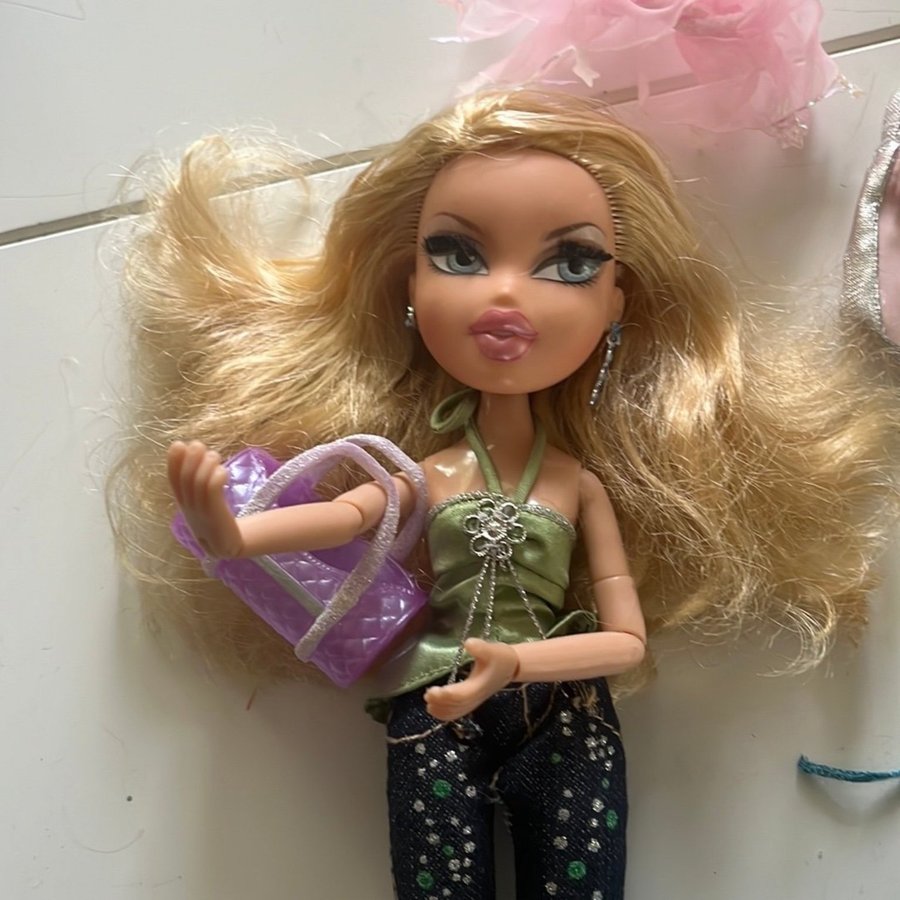 MGA 2001 Bratz Cloe doll blond hair Blue enes w roote eyelashes