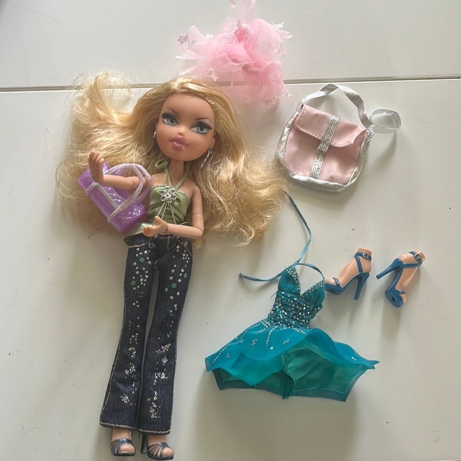 MGA 2001 Bratz Cloe doll blond hair Blue enes w roote eyelashes