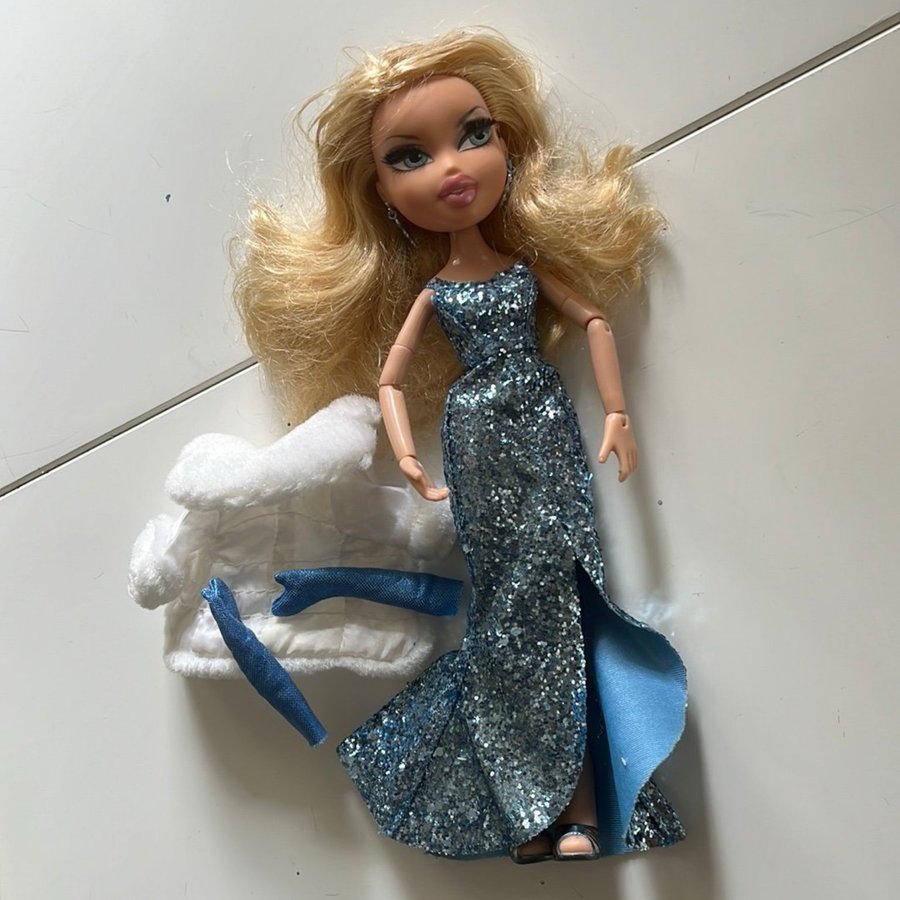 MGA 2001 original Bratz Cloe doll blond hair Blue eyes w roote eyelashes