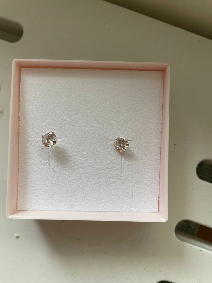 Örhängen med Cubic Zirconia i 10k guld