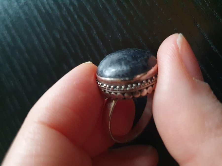 Fantastiskt ring med svart sten 925