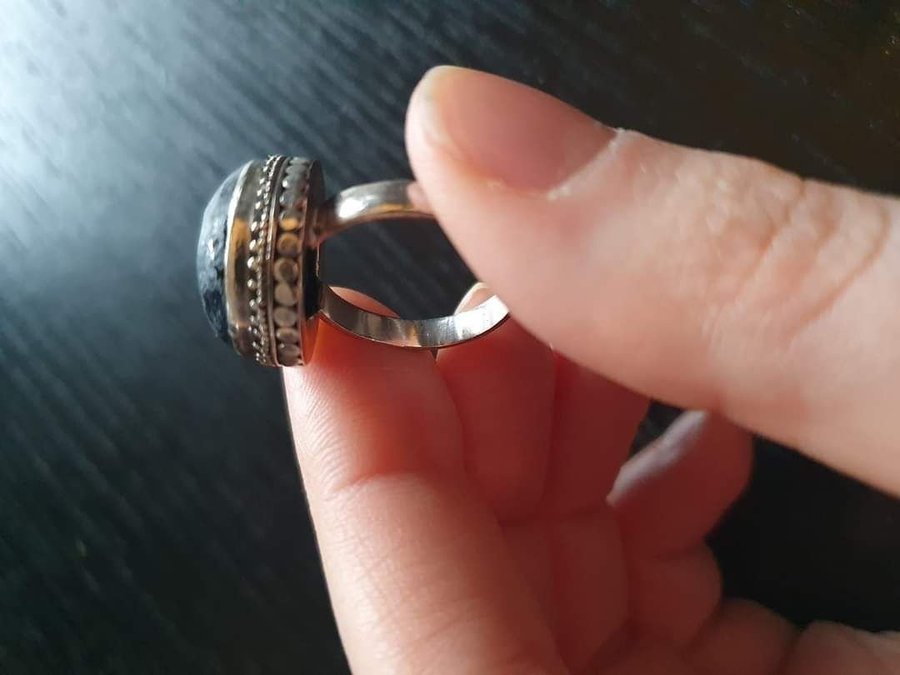 Fantastiskt ring med svart sten 925