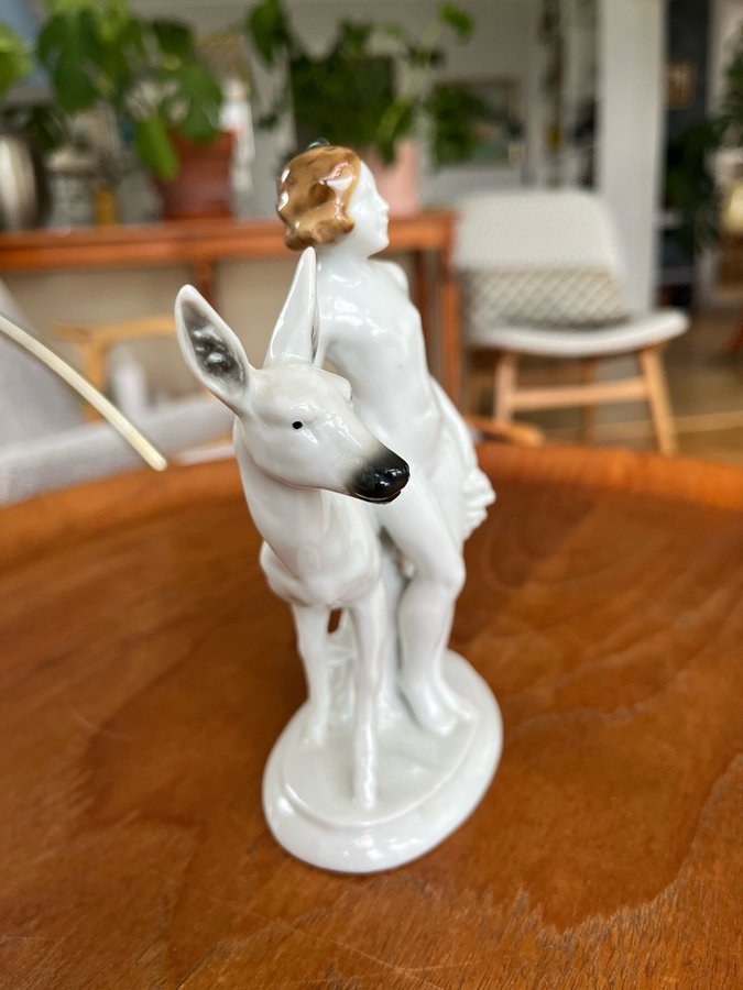 Figurin i porslin - Flicka med rådjur Fasold  Stauch Wallendorf figurine