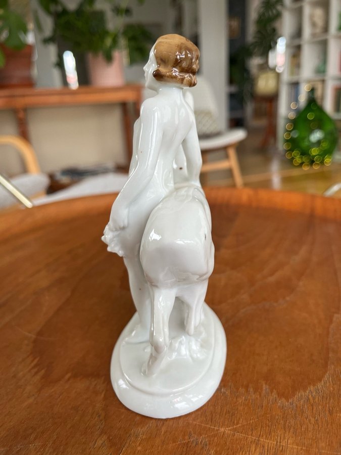 Figurin i porslin - Flicka med rådjur Fasold  Stauch Wallendorf figurine