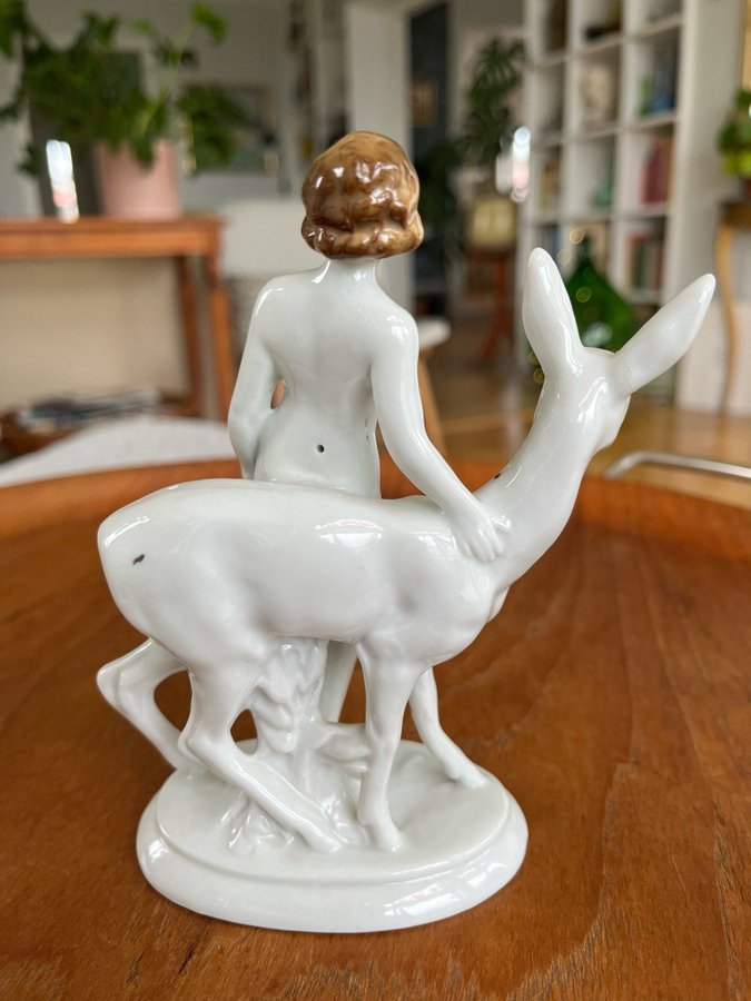 Figurin i porslin - Flicka med rådjur Fasold  Stauch Wallendorf figurine