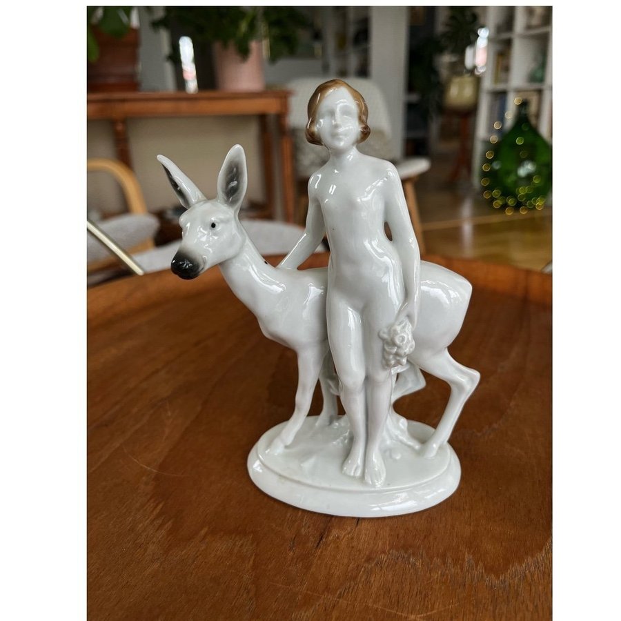 Figurin i porslin - Flicka med rådjur Fasold  Stauch Wallendorf figurine