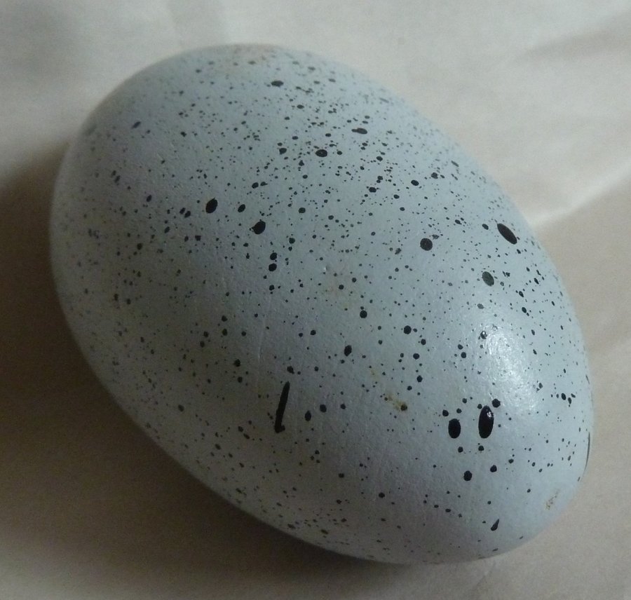 Ljusblått Ägg keramik/lera? med mörka prickar i olika storlekar H 69cm Ø 45cm