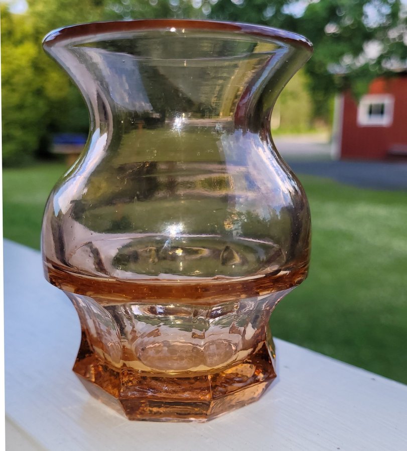 tid 1900-tal VAS vase EDA rosa PRESSGLAS till vitsipporna VÄRMLAND glasbruk