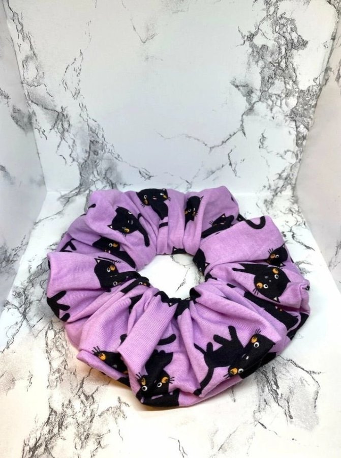 Lila katt / kattmönstrad överdimensionerad XL Scrunchie Enchanted Scrunch NY