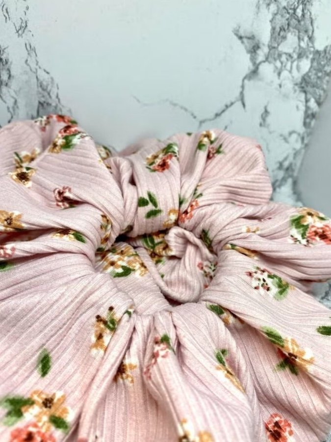 Ljusrosa blommig överdimensionerad XL Scrunchie hårsnodd Enchanted Scrunch NY