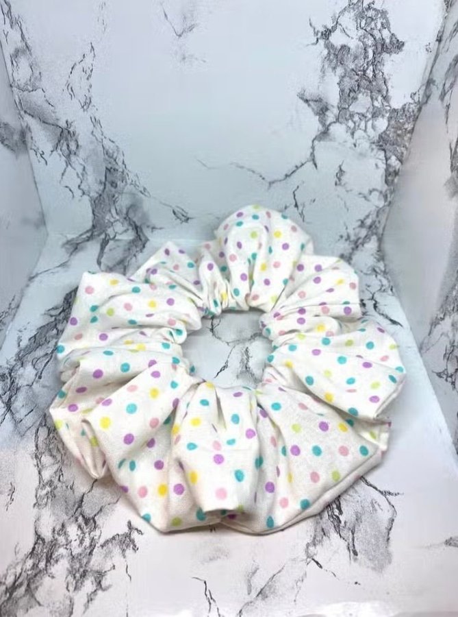 Vit prickig överdimensionerad Scrunchie hårsnodd från Enchanted Scrunch Hel