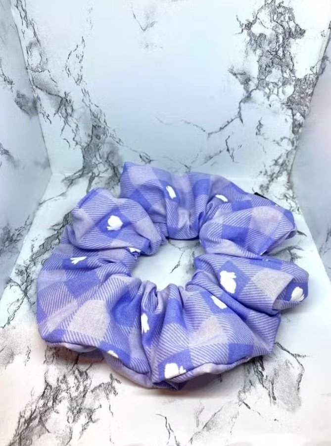 Ljuslila rutmönstrad kanin överdimensionerad Scrunchie Enchanted Scrunch NY