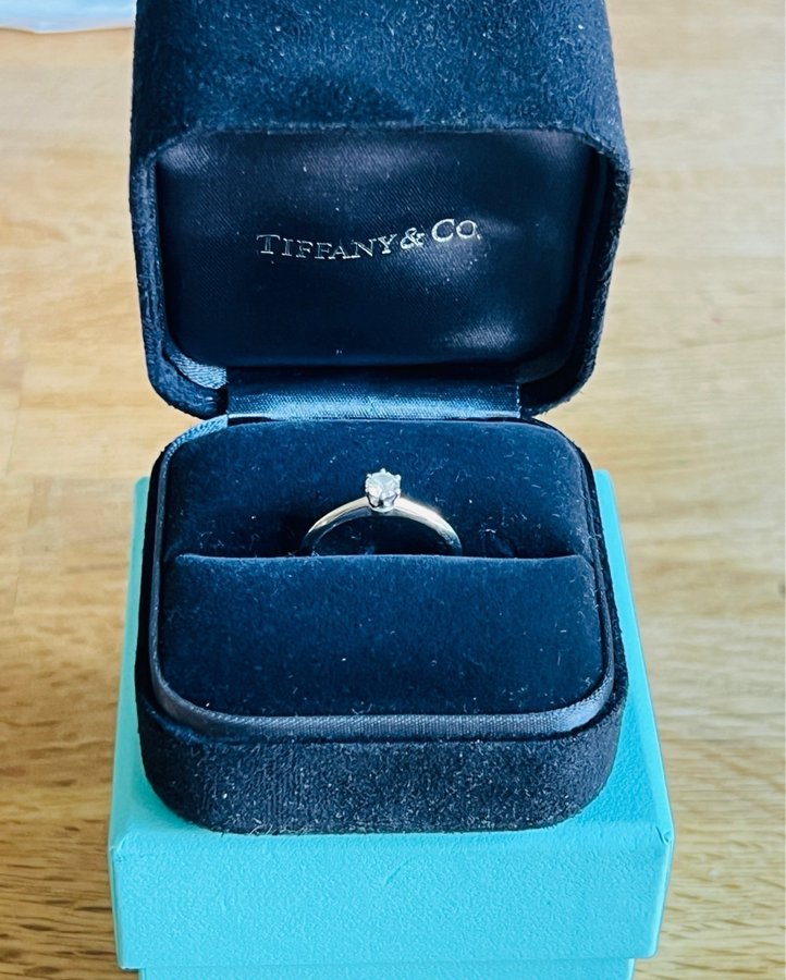 Tiffany  Co "THE SETTING" förlovningsring * enstensring * 950 platina * 027ct