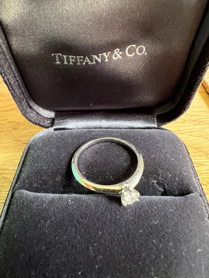 Tiffany  Co "THE SETTING" förlovningsring * enstensring * 950 platina * 027ct