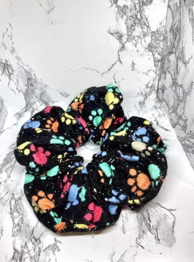 Svart / flerfärgad tassavtryck överdimensionerad Scrunchie Enchanted Scrunch NY