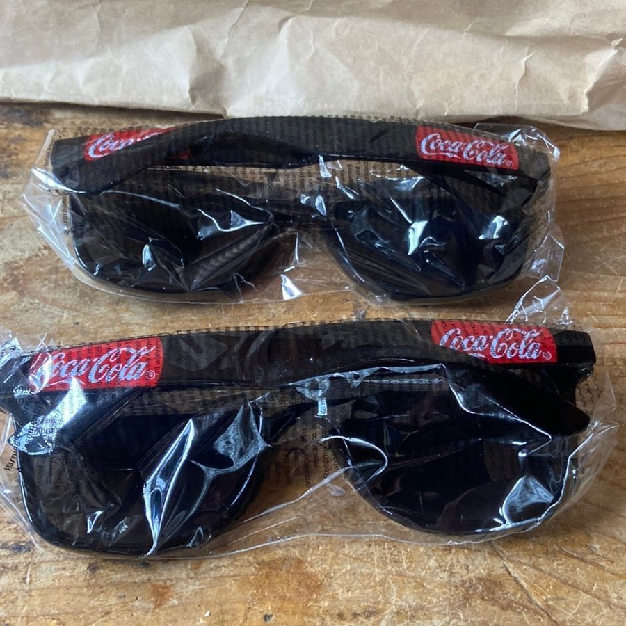 Solglasögon 2 par m reklam för Coca Cola svart m röd text LÄS