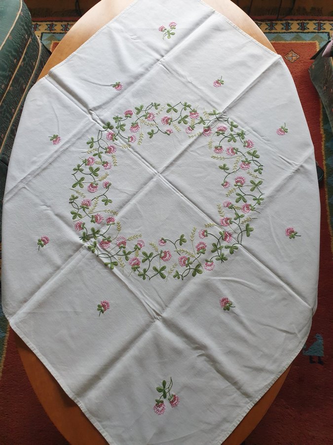 Vit vacker handbroderad sommarduk med rödklöver 110x110 cm