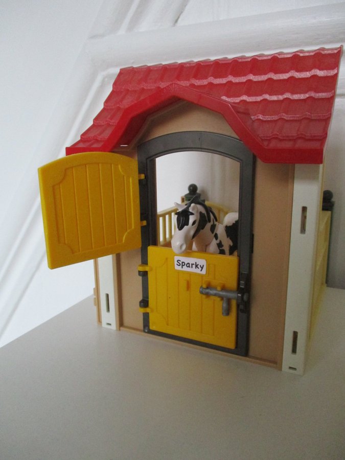 Playmobil stall / boxar med hästar och tillbehör