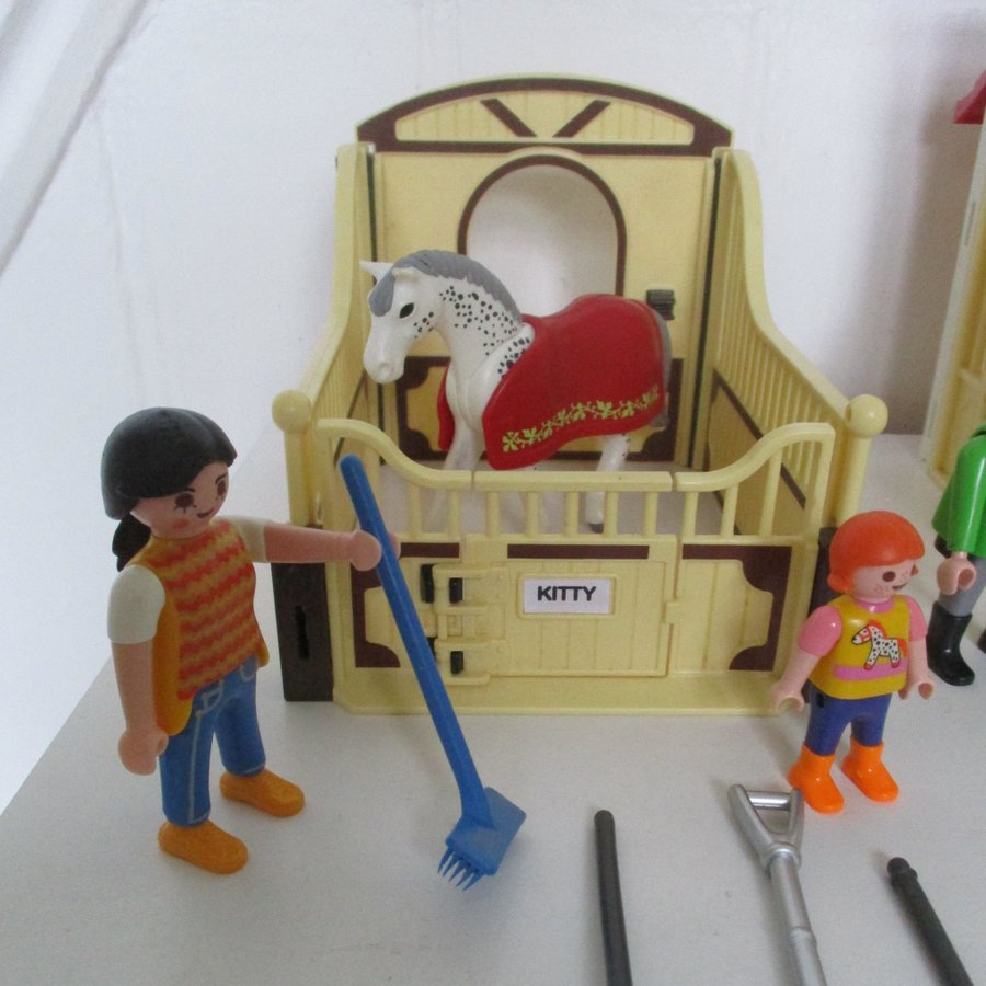 Playmobil stall / boxar med hästar och tillbehör