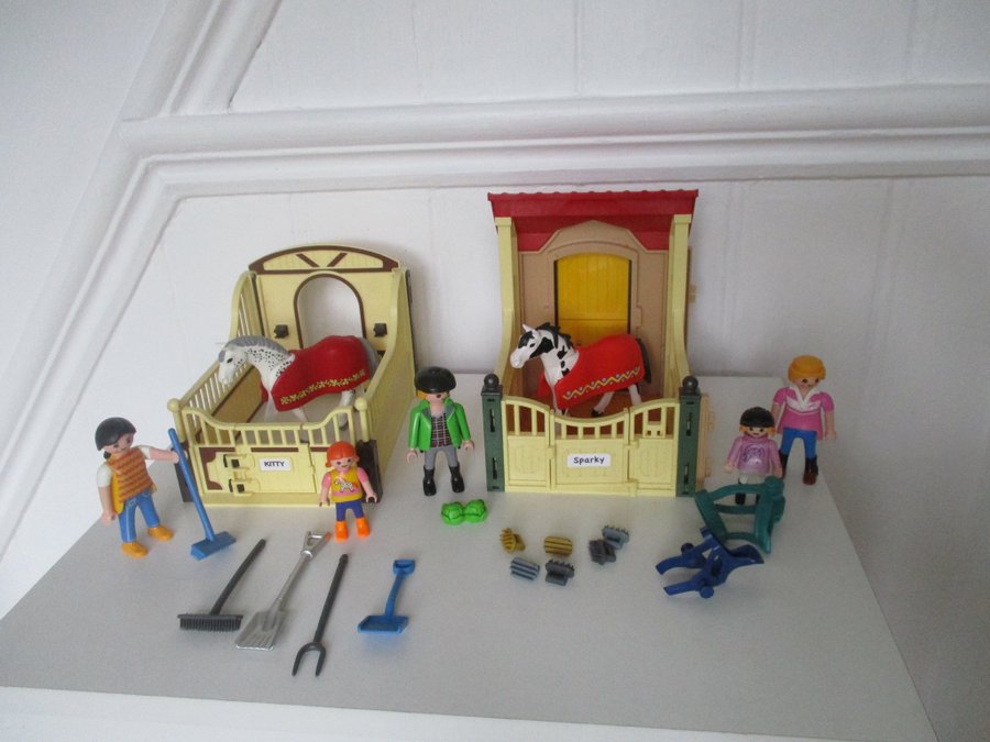 Playmobil stall / boxar med hästar och tillbehör