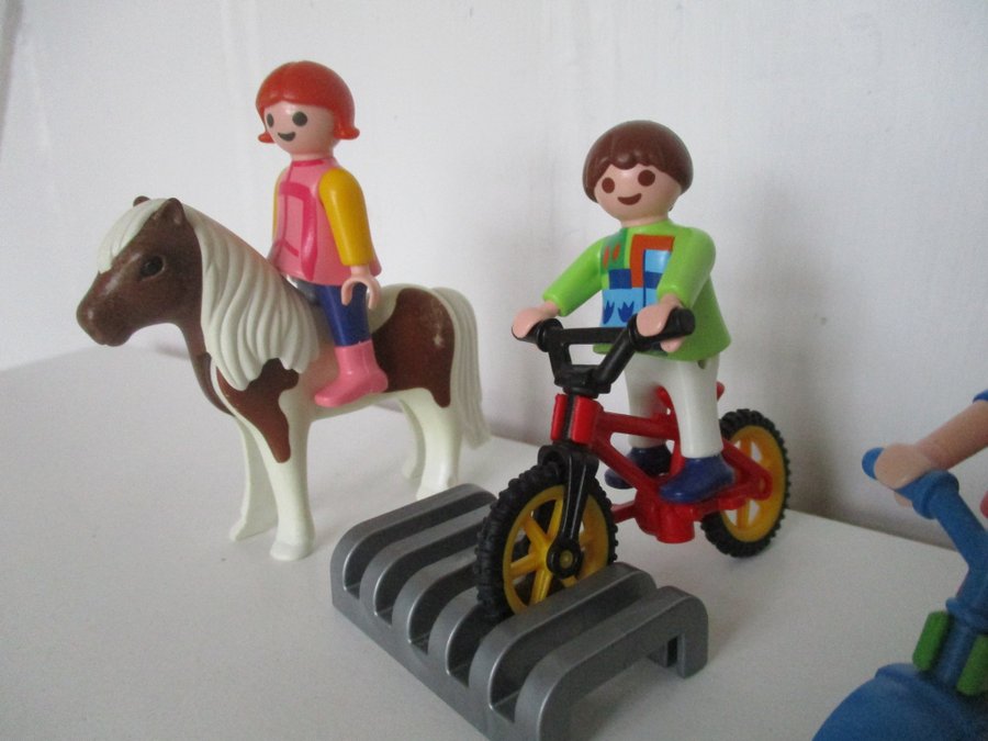 Playmobil barn med tillbehör / häst / cykel/ scooter/ marsvin