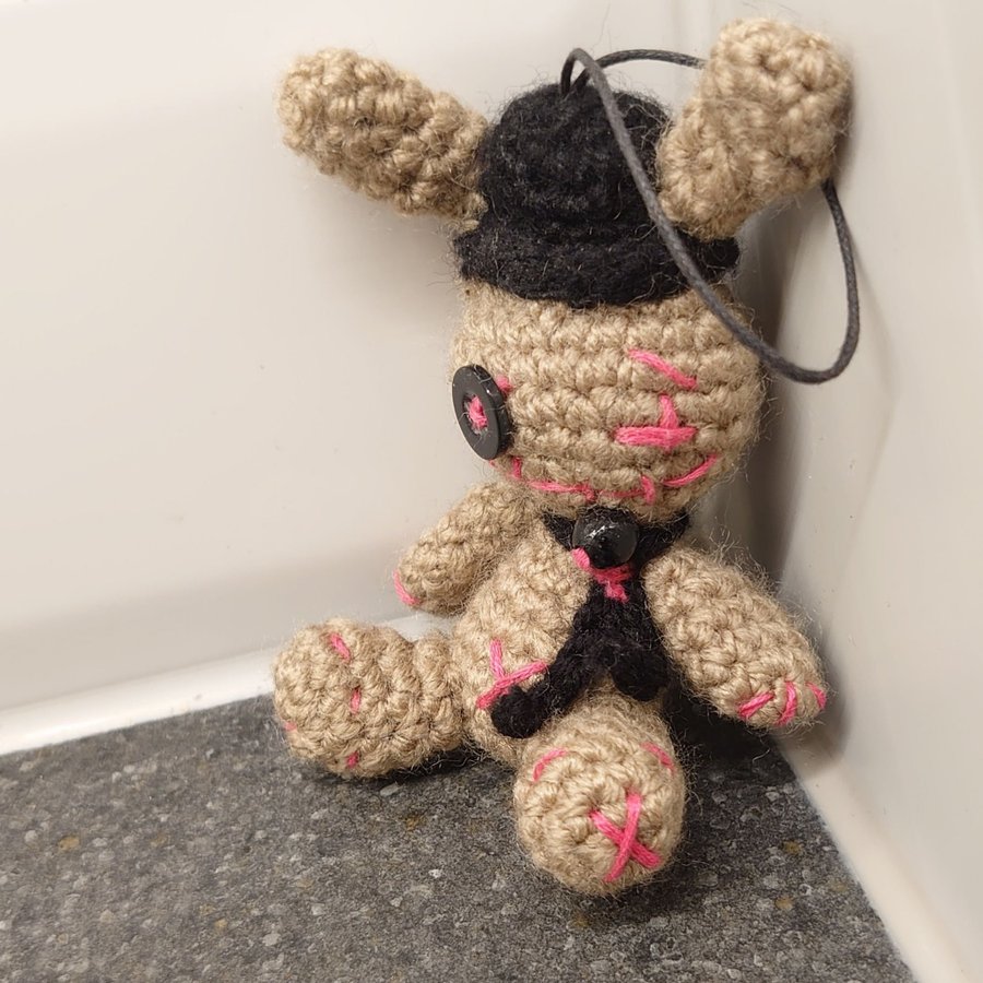 Handgjord amigurumi voodoo kanin med hatt