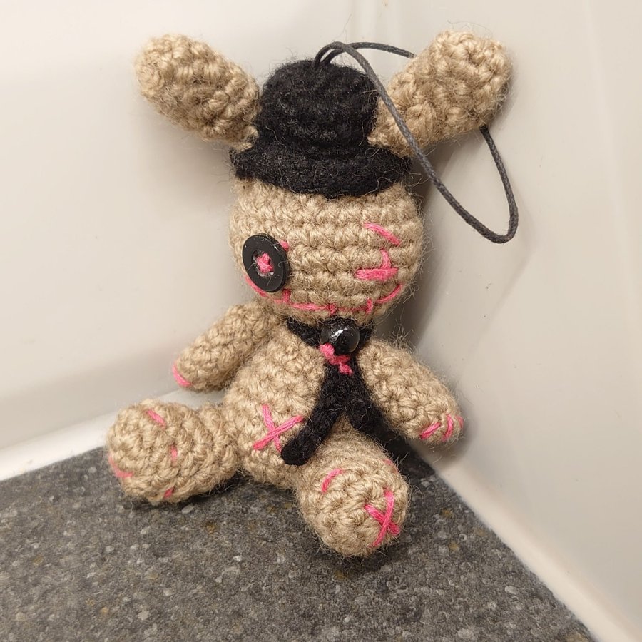 Handgjord amigurumi voodoo kanin med hatt