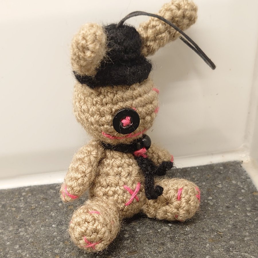 Handgjord amigurumi voodoo kanin med hatt